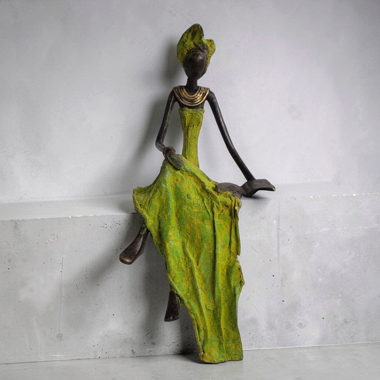 Bronze-Skulptur "Große Dame mit Buch" by Hamed Nikiema | 26 cm | Unikate