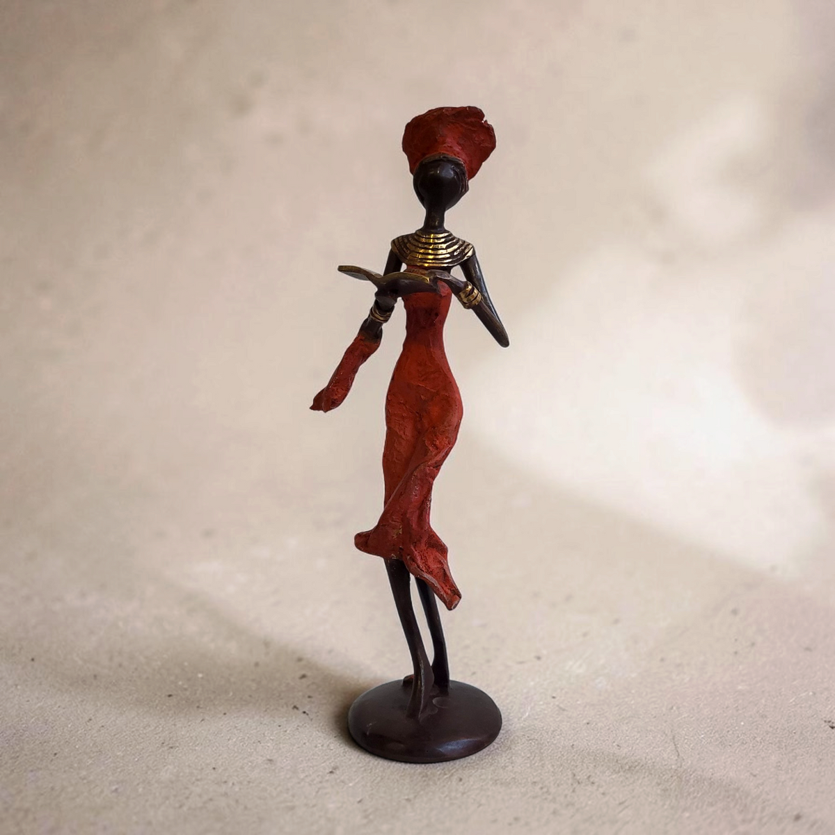 Sculpture en bronze "Femme avec livre" by Karim | différentes tailles et couleurs