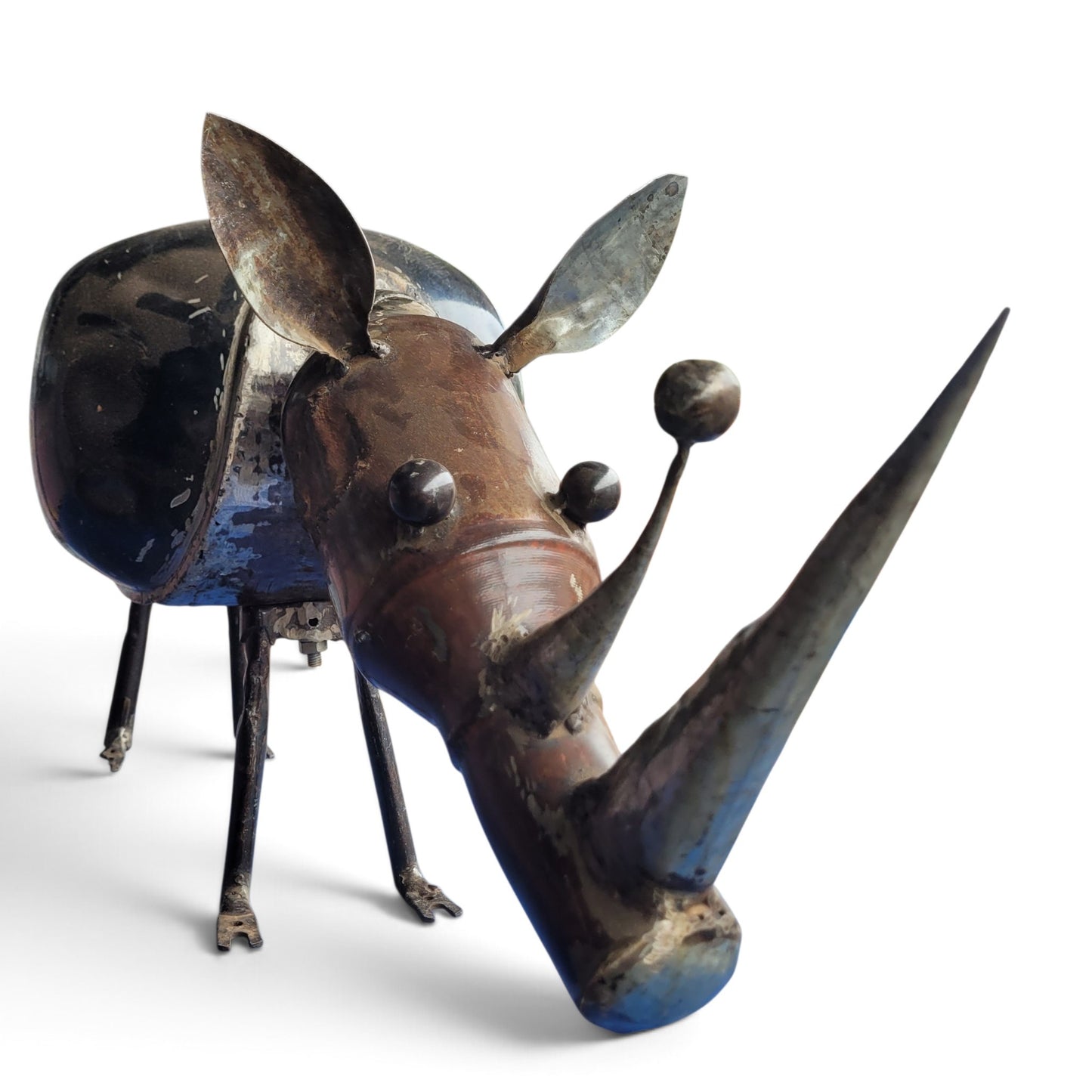 Nashornkäfer-Skulptur „Carapace Noire" – Upcycling-Unikat aus Autoteilen, Burkina Faso