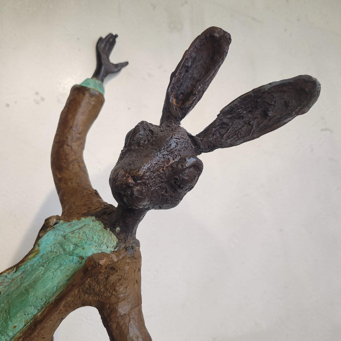 Bronze-Skulptur "Le lièvre danseur", by Boureima Ouedraogo, 33 cm, Bronze massiv, 2026