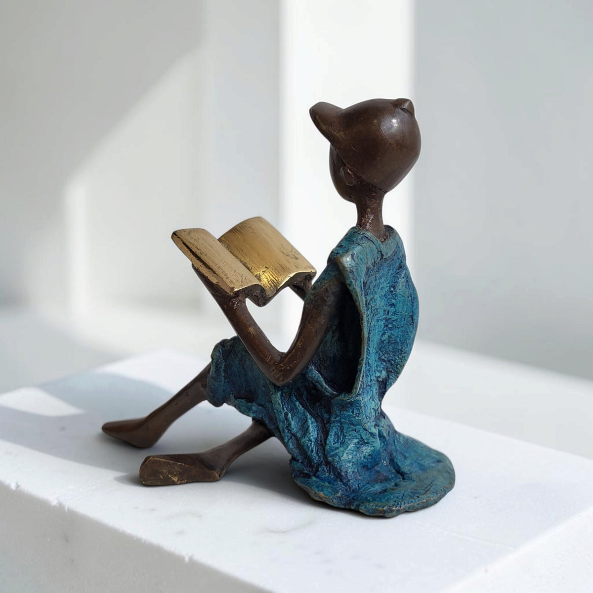 Bronze-Skulptur "Xavier" Enfant avec livre et casquette | by Souleymane