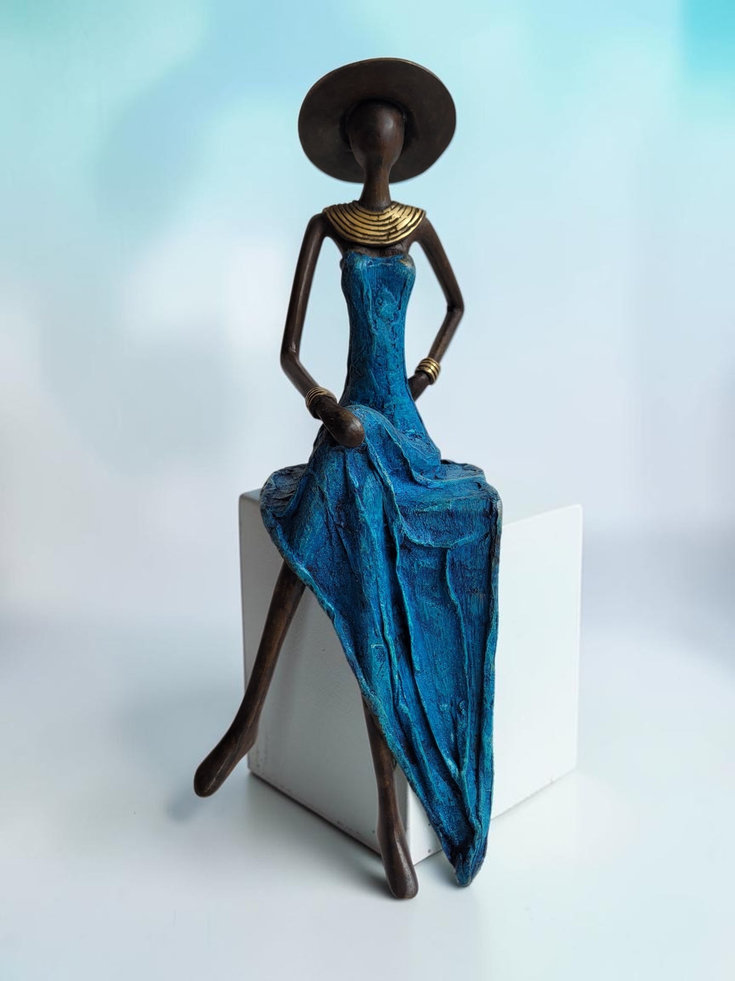 Bronze-Skulptur "Femme assise avec chapeau" by Soré | 42 cm | verschiedene Farben
