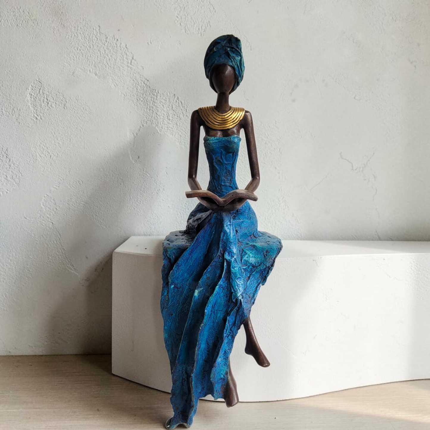 Die Lesende | Bronze-Skulptur von Hamed Nikiema | 50 cm, Blue