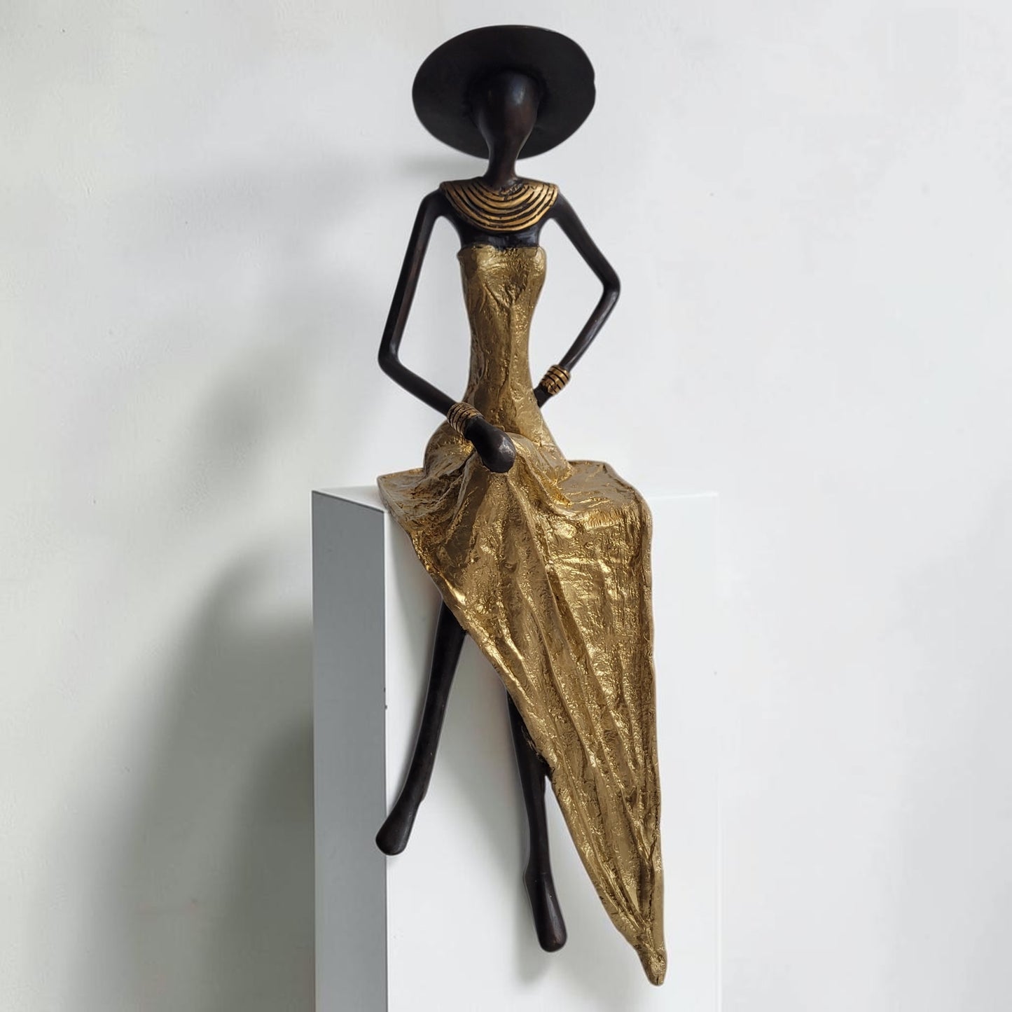 Bronze-Skulptur "Femme assise avec chapeau" by Soré | 42 cm | verschiedene Farben