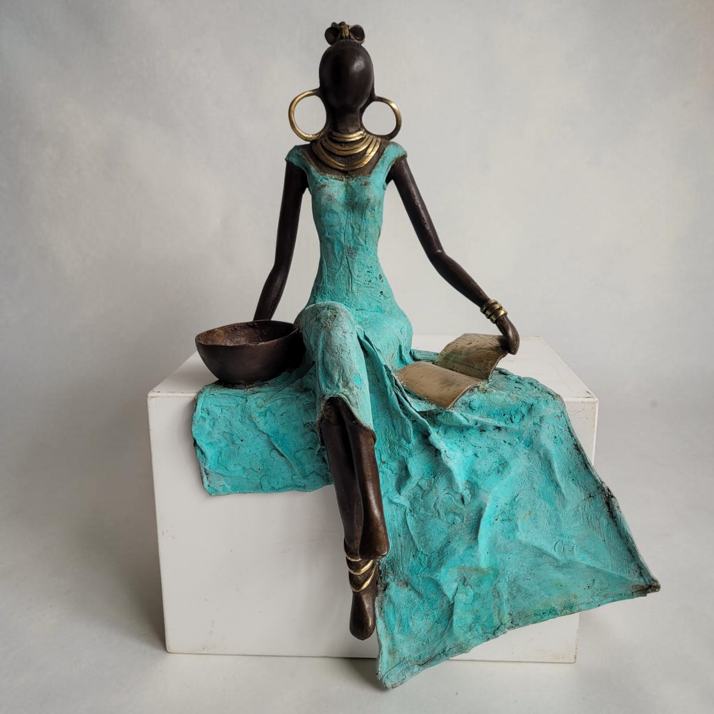 Die Sitzende mit Schale und Buch | Bronze-Skulptur von Issouf Iboudou | 45cm, 4kg