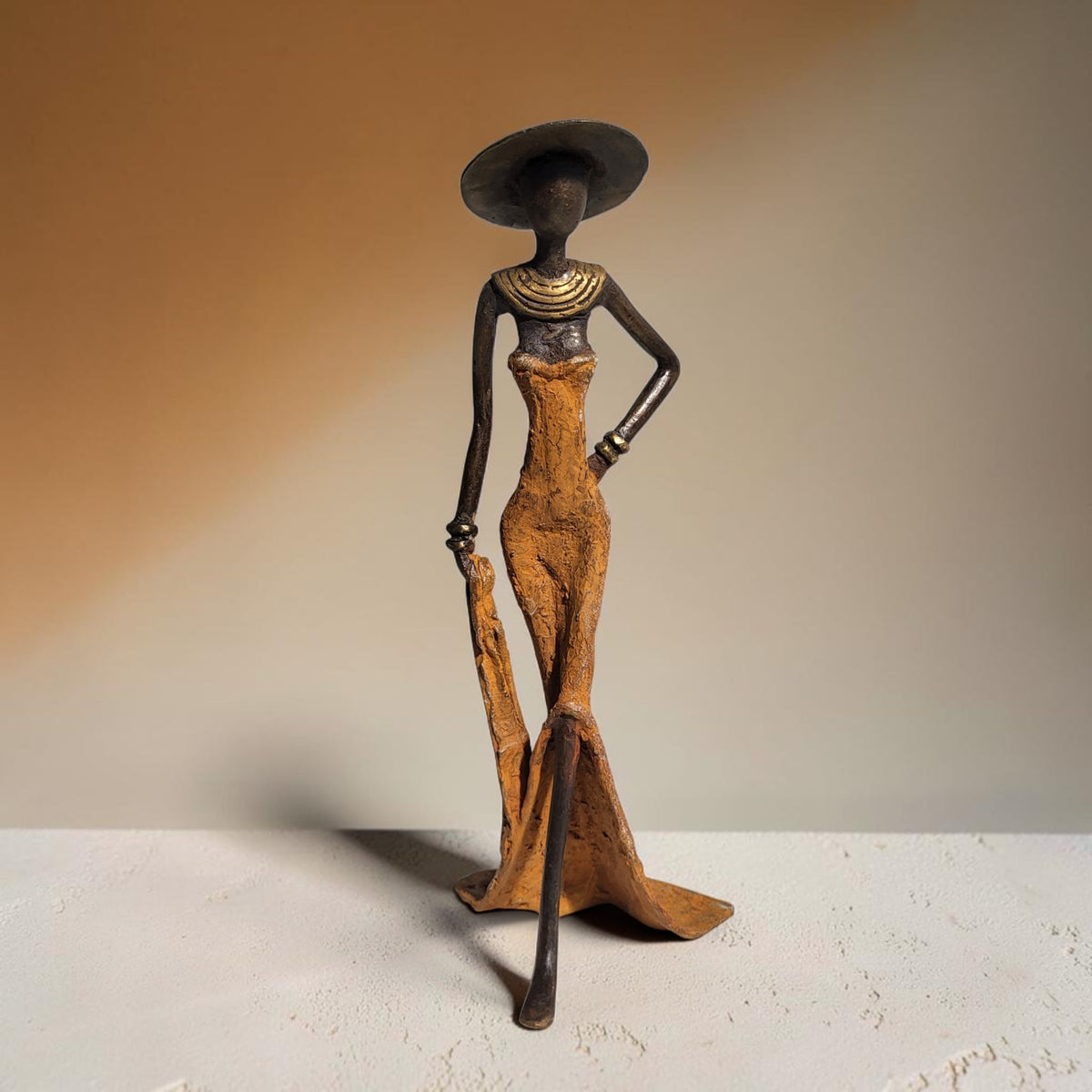 Bronze sculpture "Femme élégante avec chapeau" by Soré | various sizes and colours