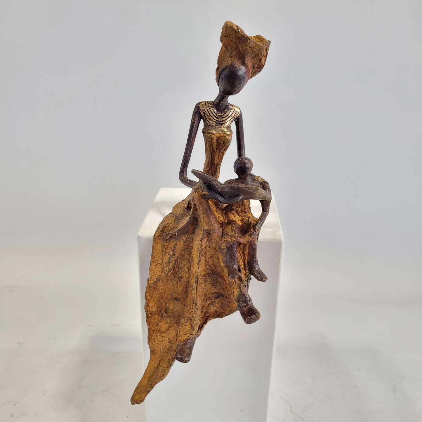 Bronze-Skulptur "Femme qui lit" by Hamed Nikiema | 23 cm