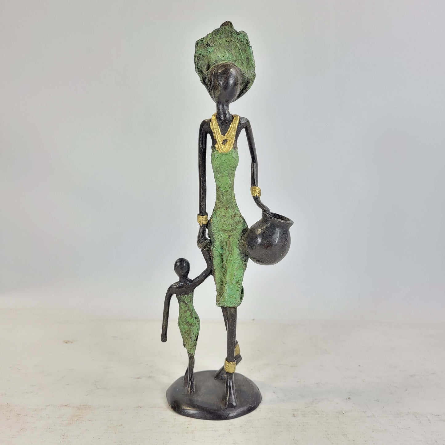 Bronze-Skulptur "Frau mit Amphora und Kind an der Hand" by Issouf | 25 cm