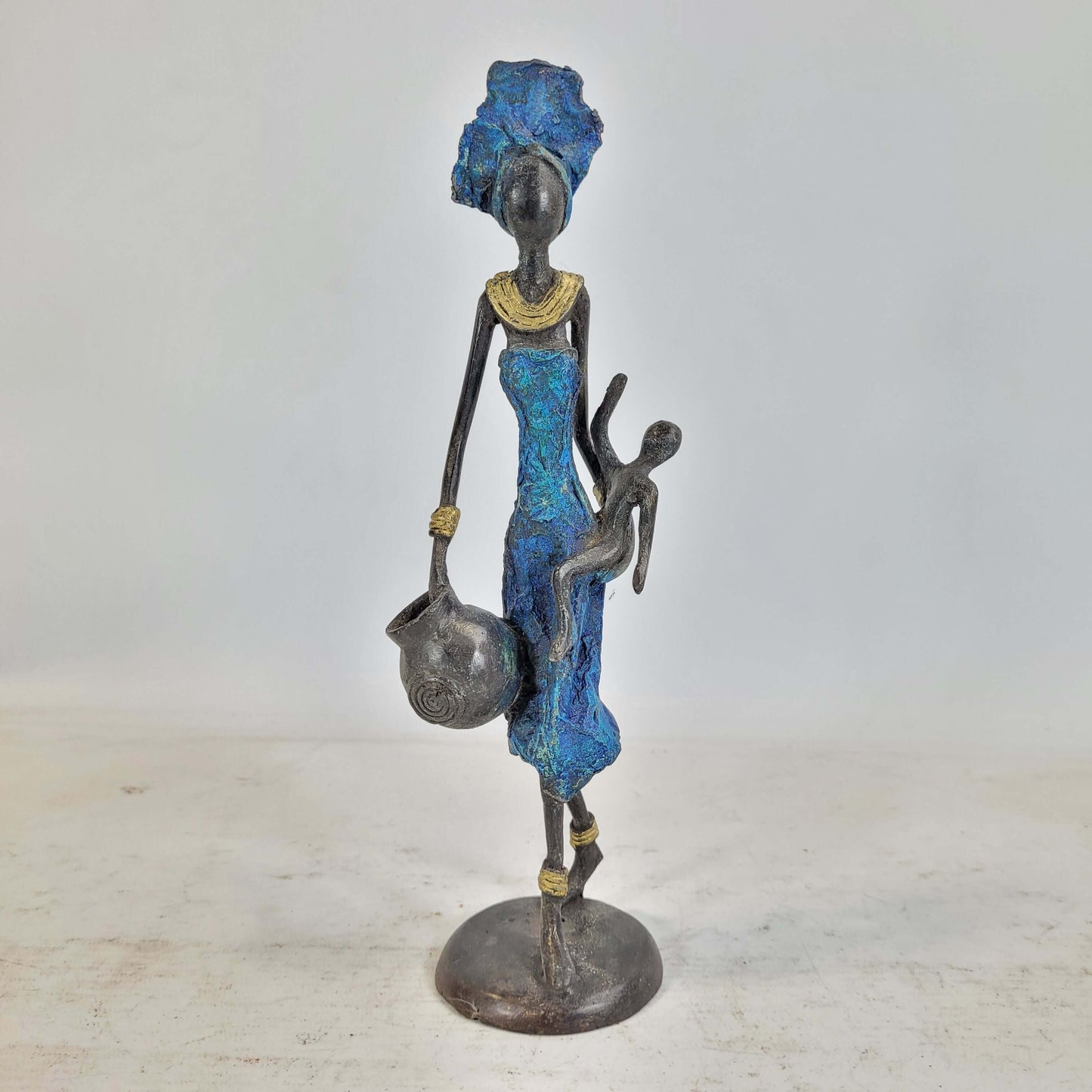 Bronze-Skulptur "Frau mit Amphora und Kind an der Taille" by Issouf | 25 cm