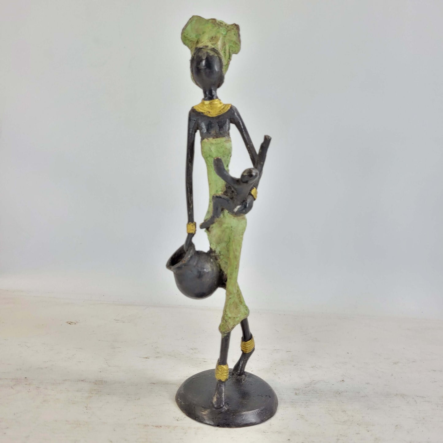 Bronze-Skulptur "Frau mit Amphora und Kind an der Taille" by Issouf | verschiedene Größen und Farben