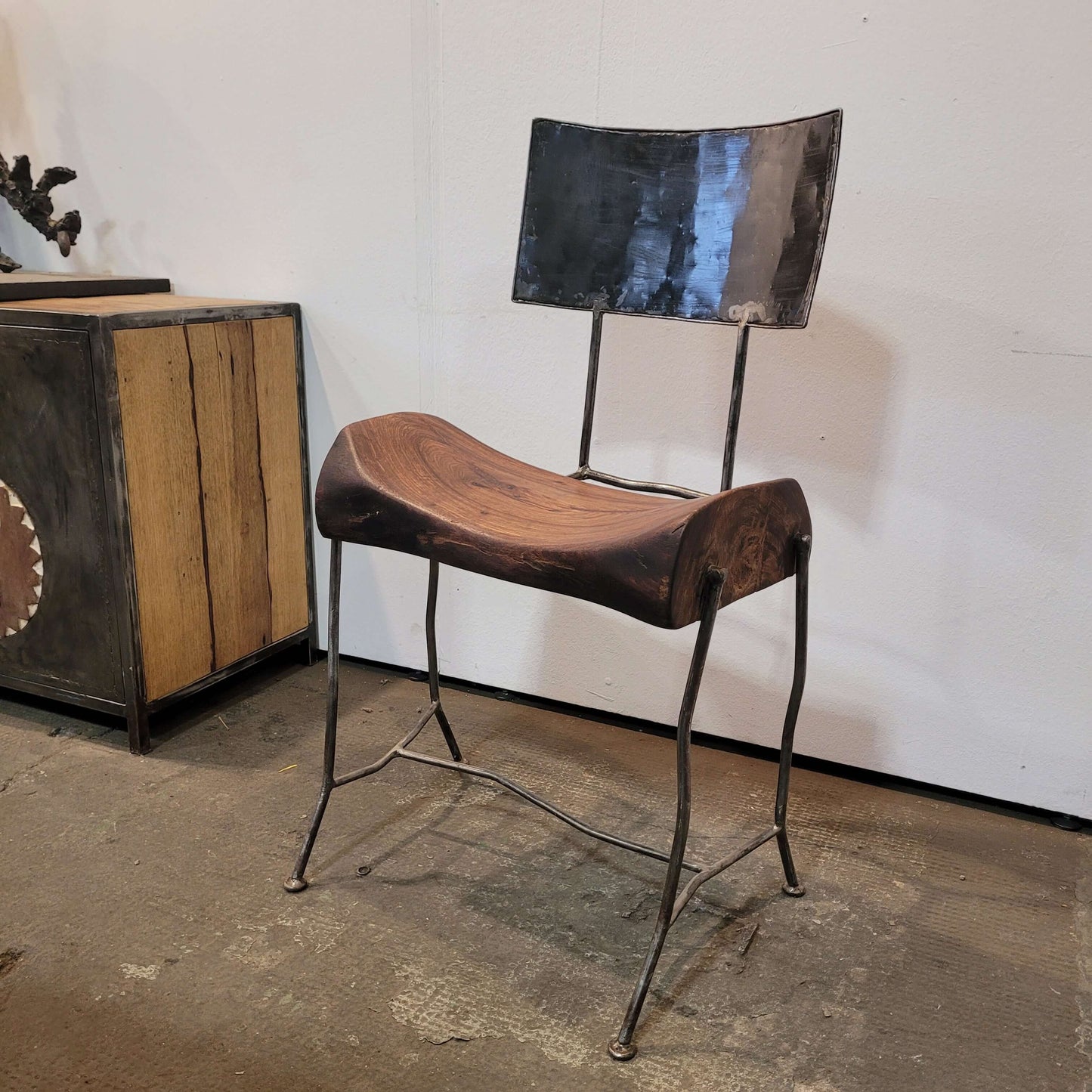 Stuhl "Nisa Tabru" mit Lehne | Unikat Altmetall Palisander-Holz