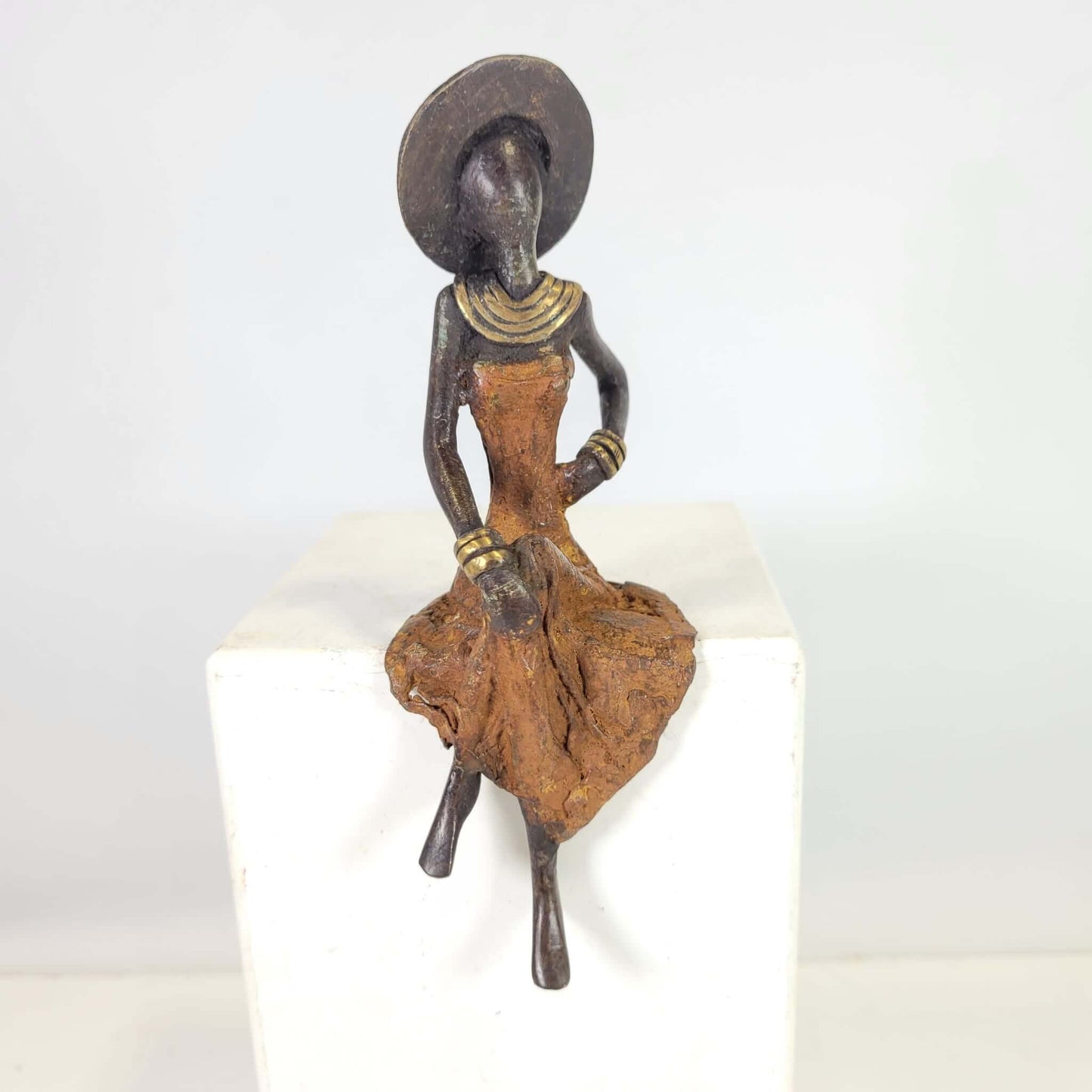 Bronze-Skulptur "Femme assise avec chapeau" by Soré | verschiedene Größen und Farben