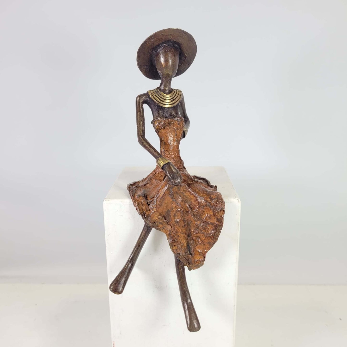 Bronze-Skulptur "Femme assise avec chapeau" by Soré | verschiedene Größen und Farben
