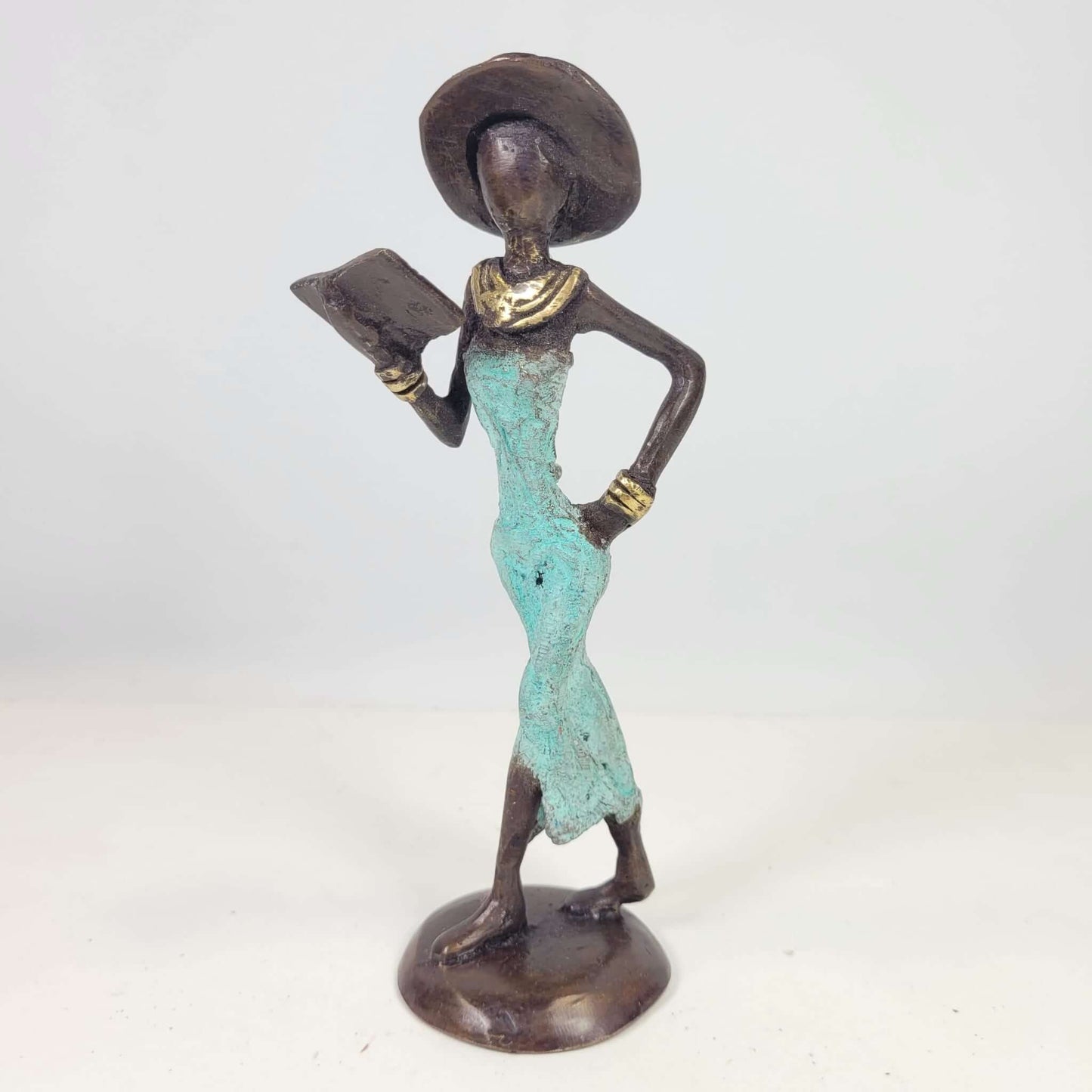 Bronze-Skulptur "Femme avec livre et chapeau" by Soré | verschiedene Größen und Farben
