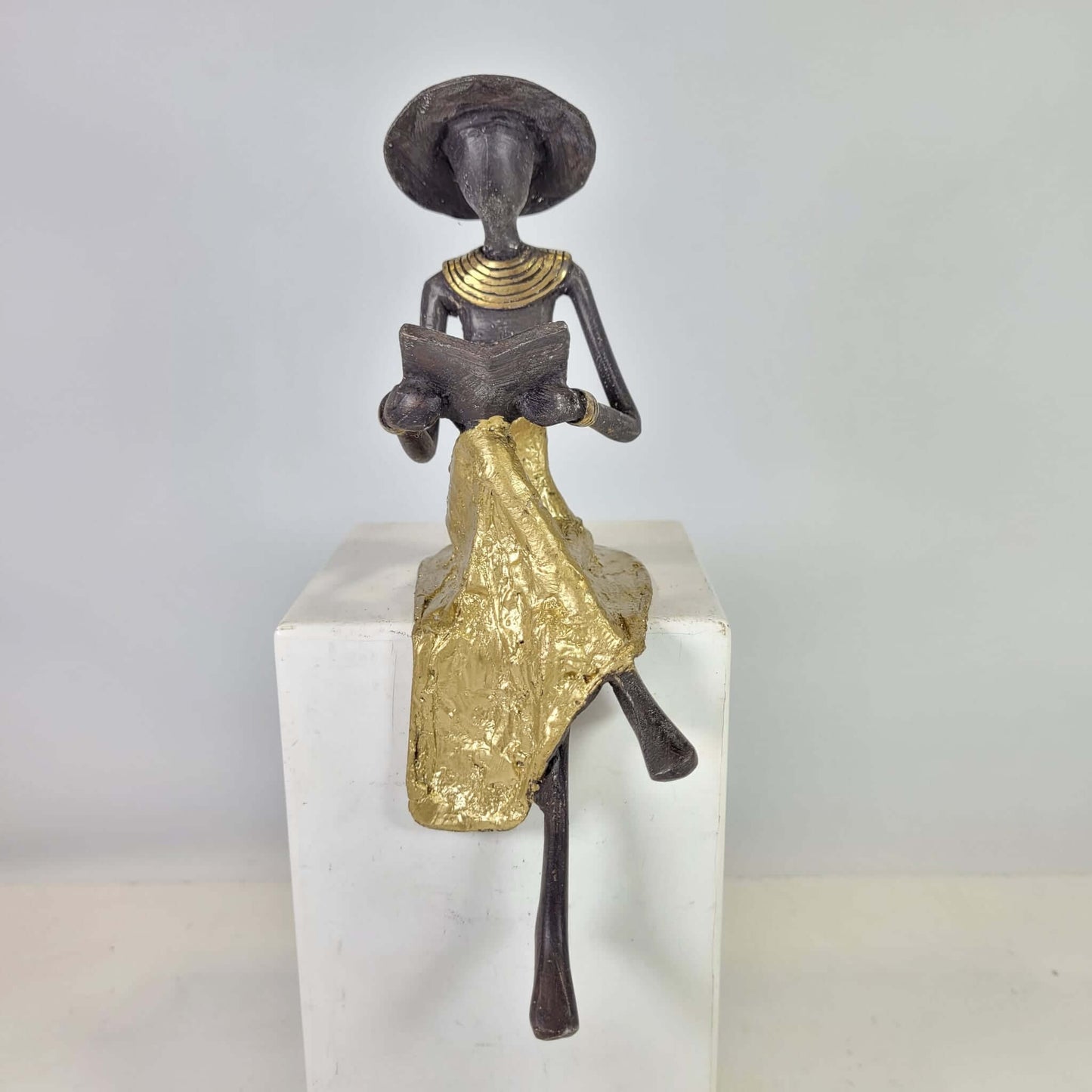 Bronze-Skulptur "Femme assise avec livre et chapeau" by Soré | verschiedene Größen und Farben