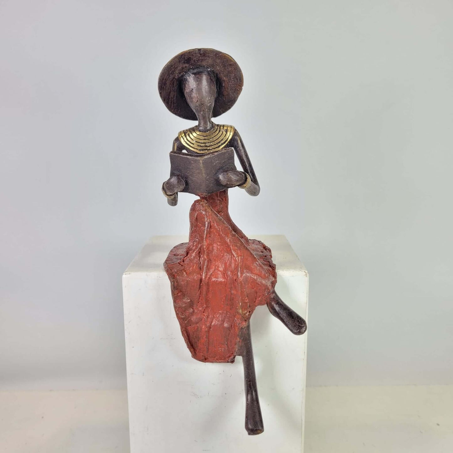 Bronze-Skulptur "Femme assise avec livre et chapeau" by Soré | verschiedene Größen und Farben