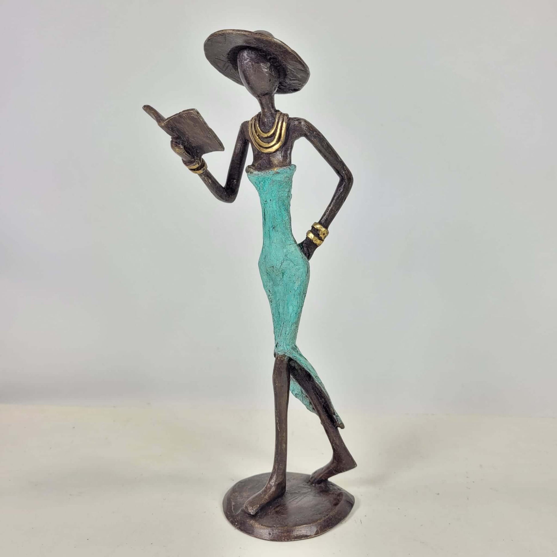 Bronze-Skulptur "Femme avec livre et chapeau" by Soré | verschiedene Größen und Farben