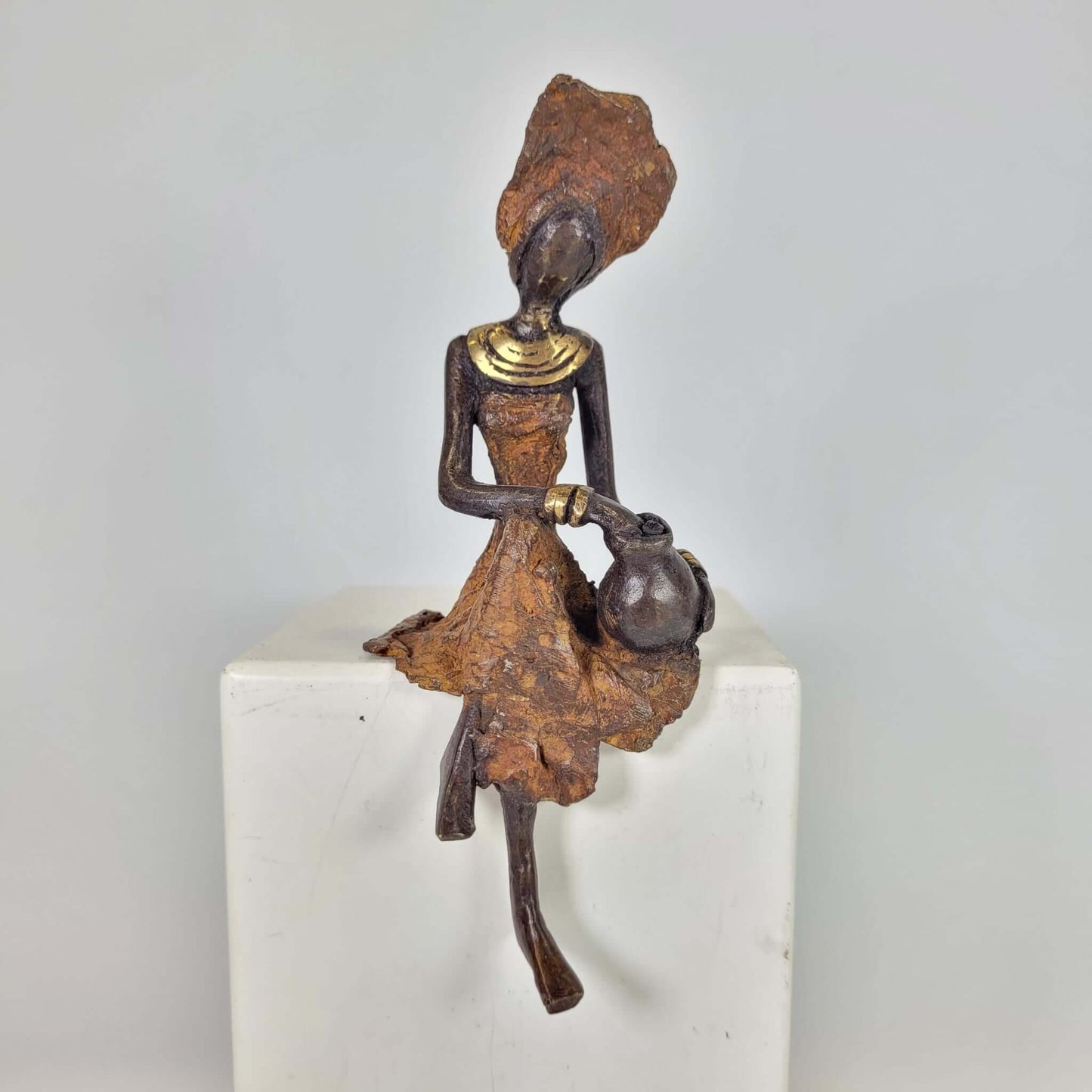 Bronze-Skulptur "Femme assise avec amphore" by Soré | verschiedene Größen und Farben