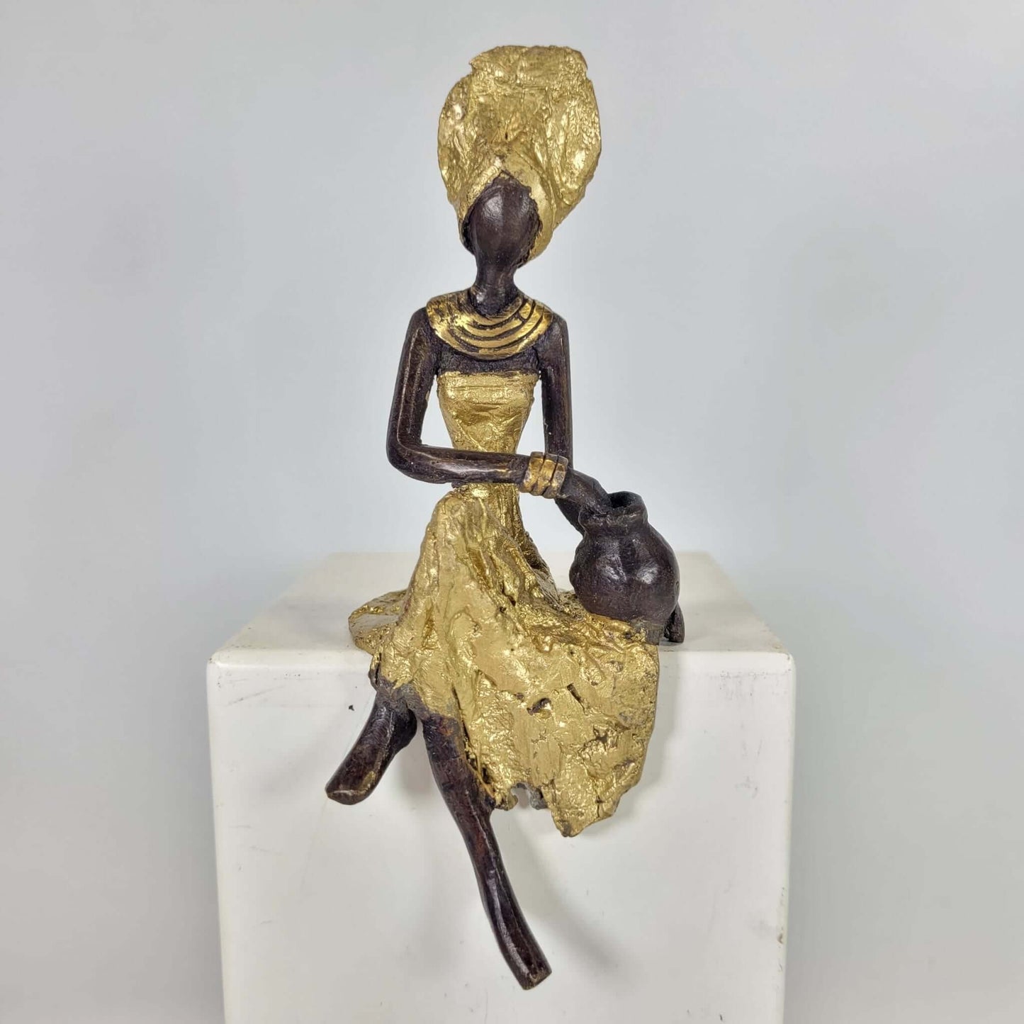 Bronze-Skulptur "Femme assise avec amphore" by Soré | verschiedene Größen und Farben
