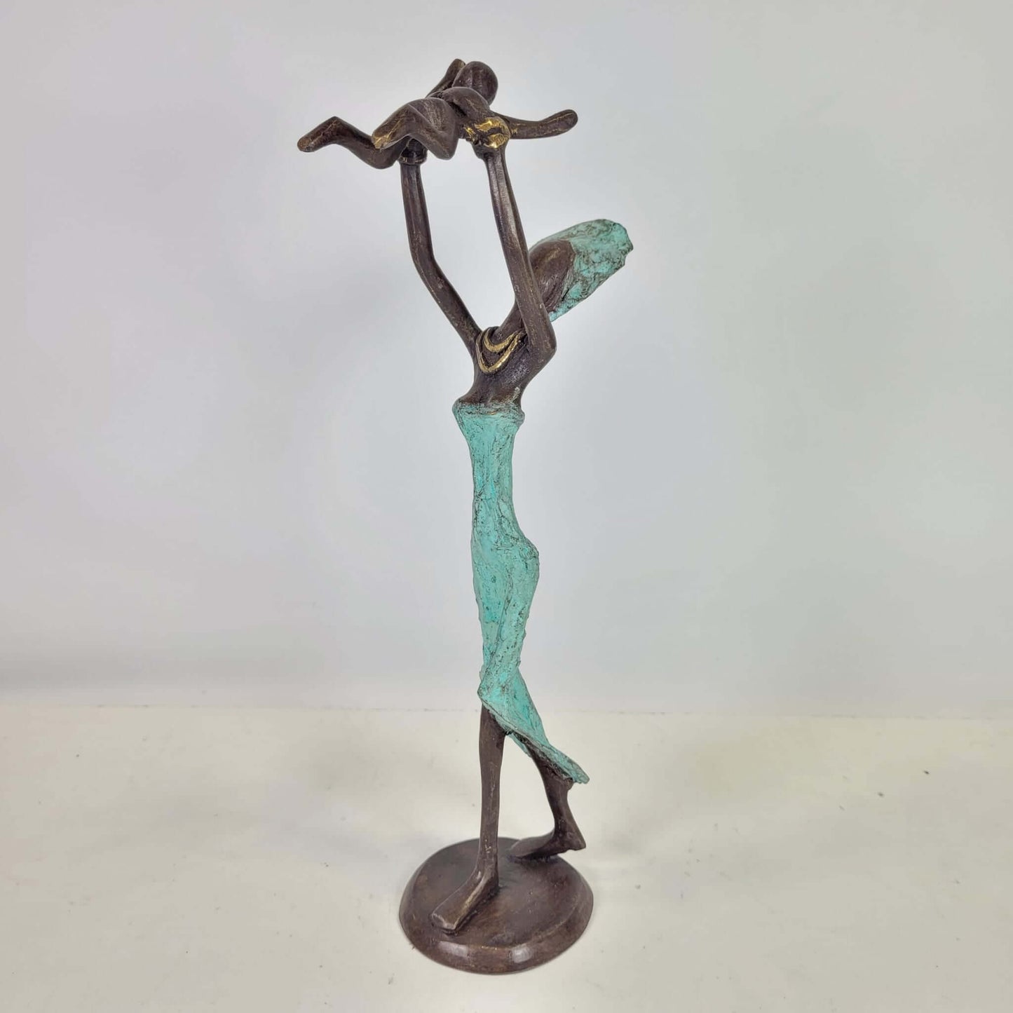 Bronze-Skulptur "Baby in the air" by Soré | verschiedene Größen und Farben