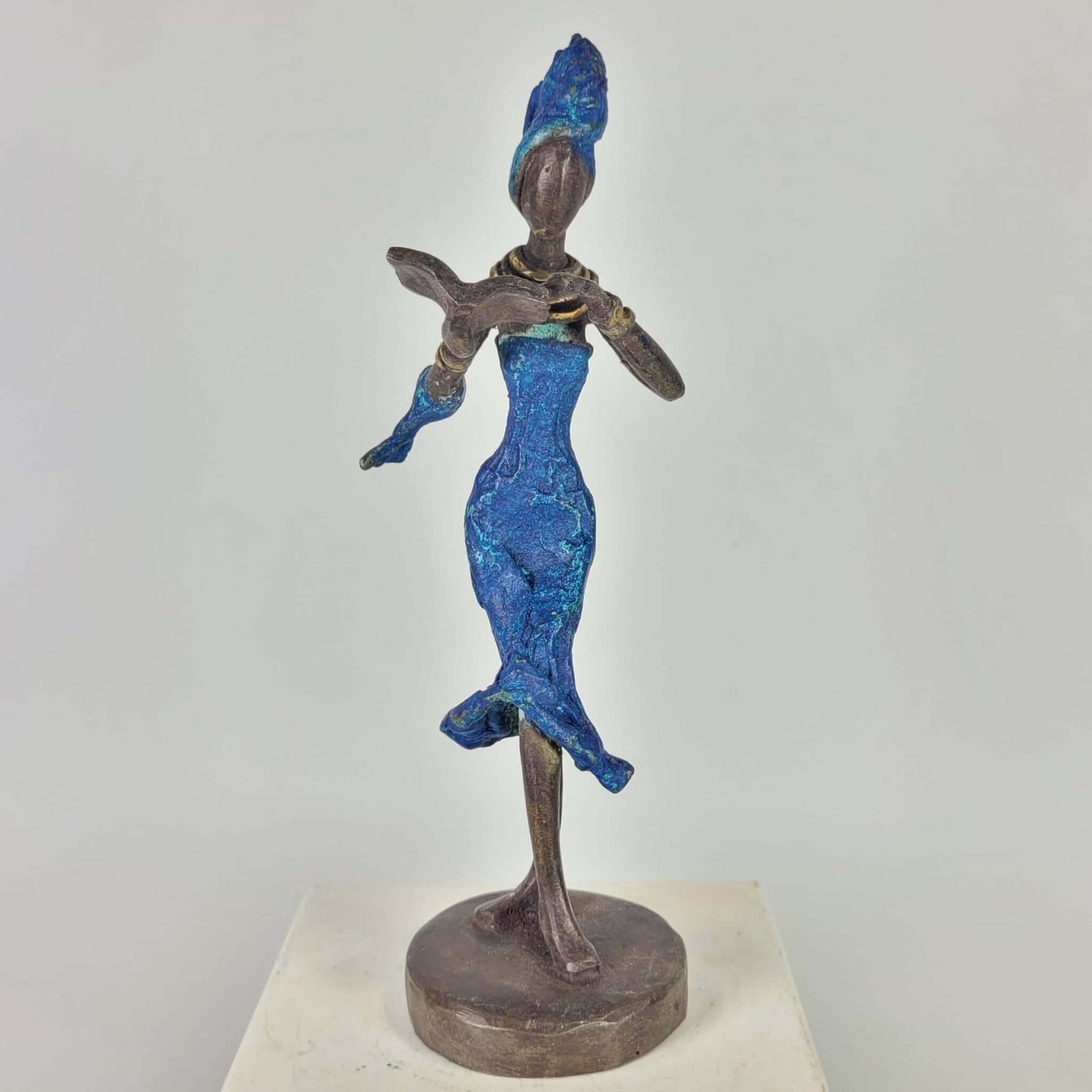Bronze-Skulptur "Femme avec livre" by Karim | verschiedene Größen und Farben