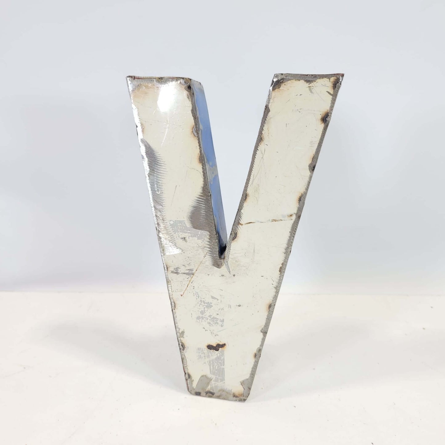 Buchstabe "V" aus recycelten Ölfässern | 22 oder 50 cm | verschiedene Farben